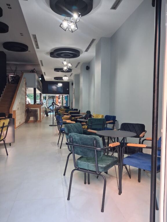 Shitje,   Bar kafe ne  Astir