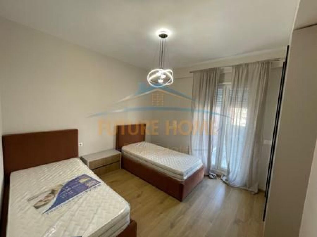 In vendita, Attico 2+1+2+Veranda+2 Posti Auto, Viale Giovanna d'Arco, Tirana