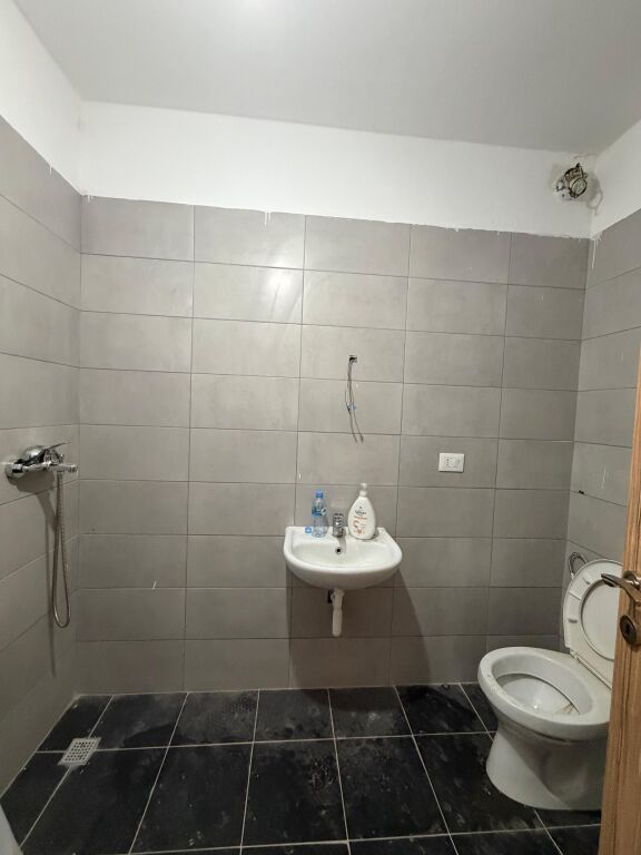 JEPET ME QIRA – APARTAMENT 1+1-Kombinat