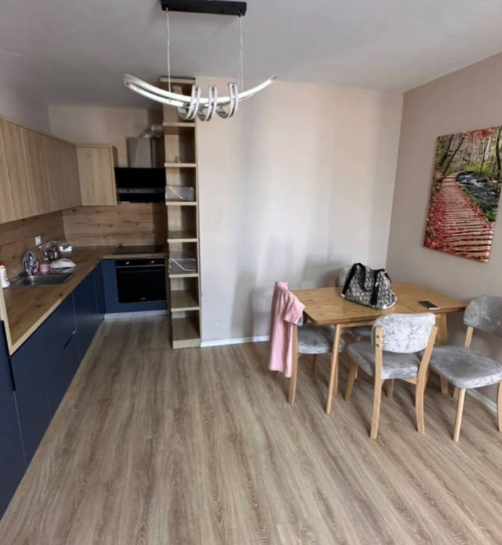 Shitet apartament 2+1+2 tek Rruga 5 Maji .