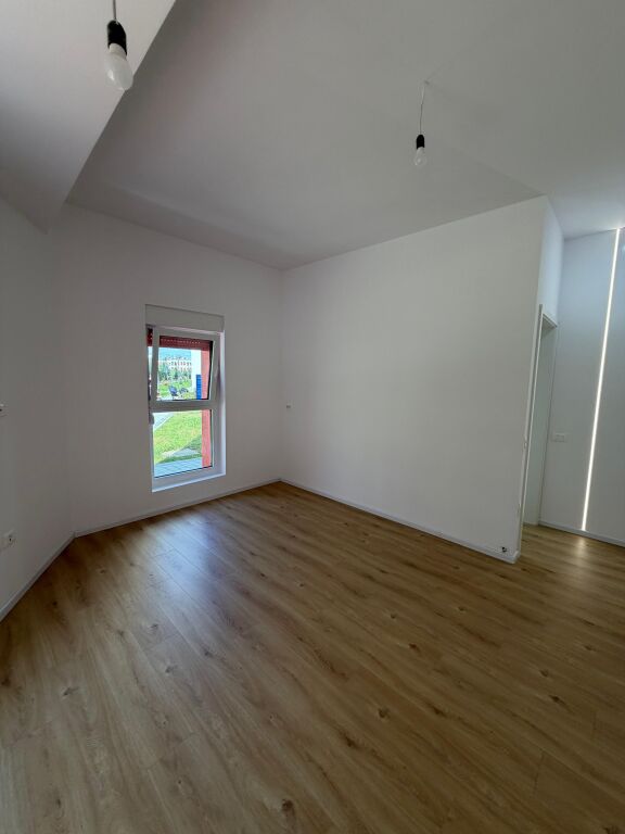 Apartament 1+1 me qera tek Kadiu, 40 000 lekë, pa mobilim