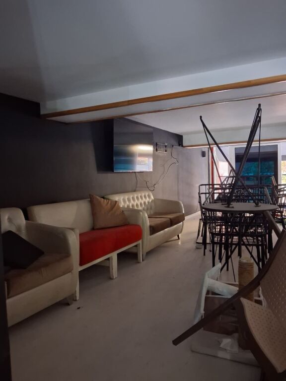 Shitje,   Bar kafe ne  Astir
