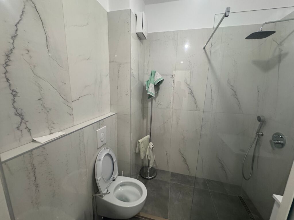 Apartament me qira tek shkolla 1 Maji