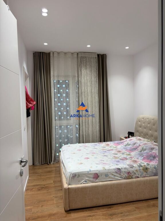 JEPET APARTAMENT ME QERA 2+1+BALLKON "PRANE EMERAL CENTER, 5 MAJ"