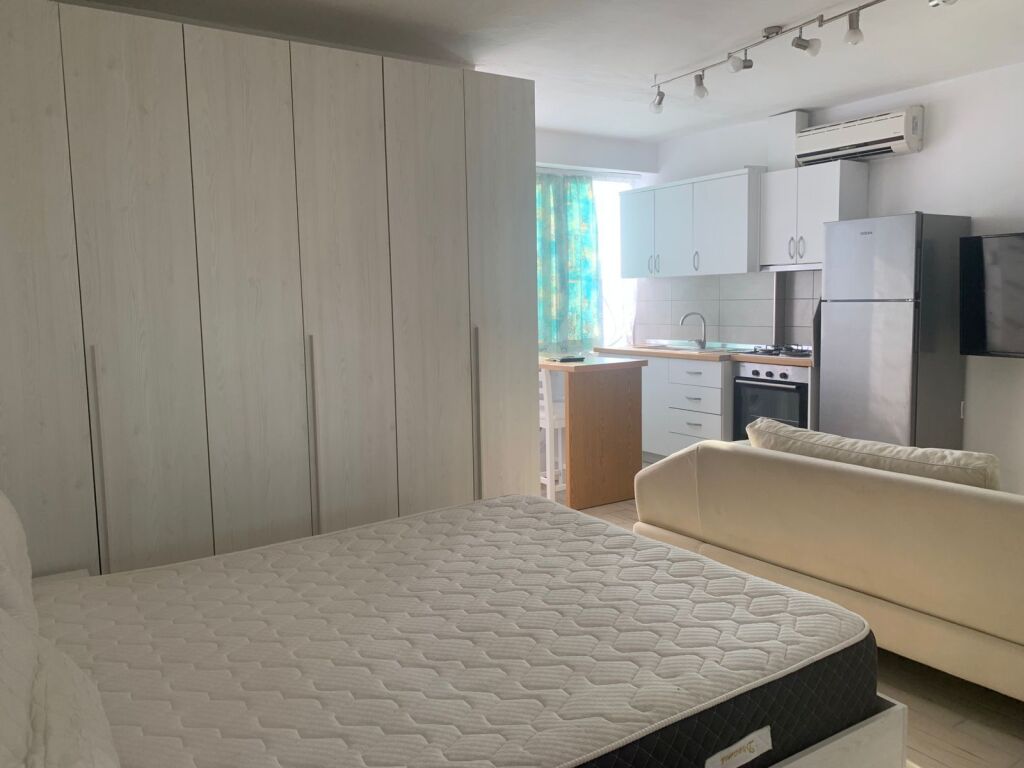 A pochi minuti dall'incrocio della Strada 5 Maji, si affitta monolocale di 50m2, arredato, 40.000 Leke