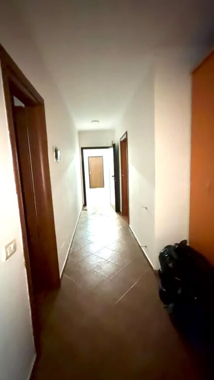 Shitet apartament 4+1 tek Pallatet Cabej