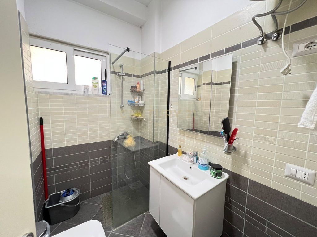 Jepet me qira apartament 2+1 mbikalimi Komunes se Parisit