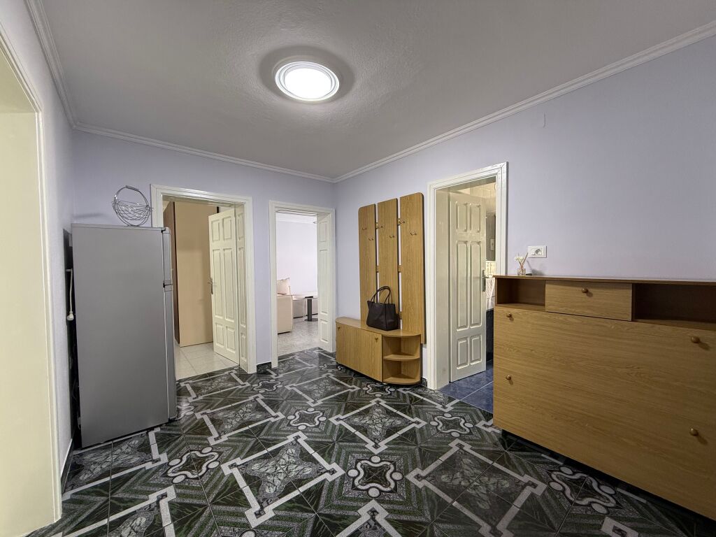 Jepet me qira apartament 3+1 në Bulevardin Zogu I, pas Fakultetit të Shkencave.