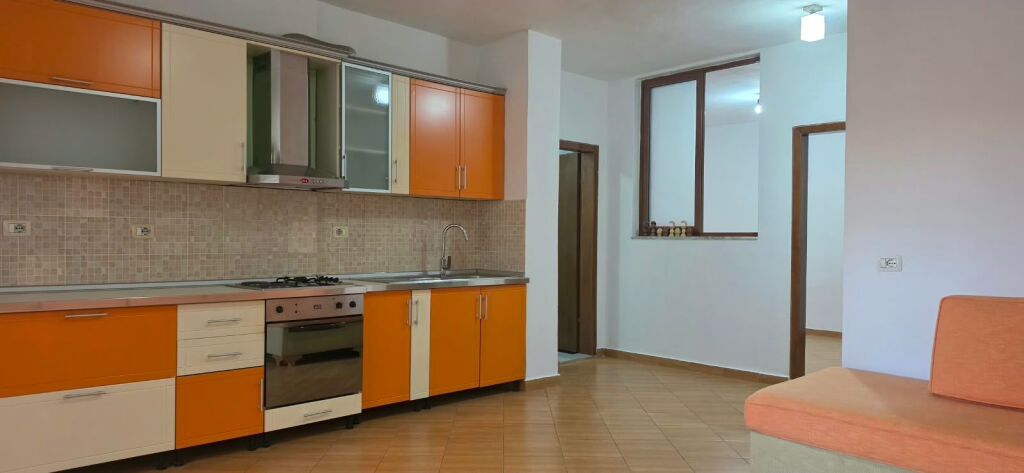 Shitet apartament 1+1 tek Rruga 5 Maji , Concord Center .