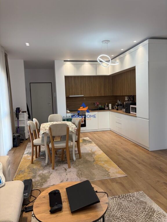 JEPET APARTAMENT ME QERA 2+1+BALLKON "PRANE EMERAL CENTER, 5 MAJ"