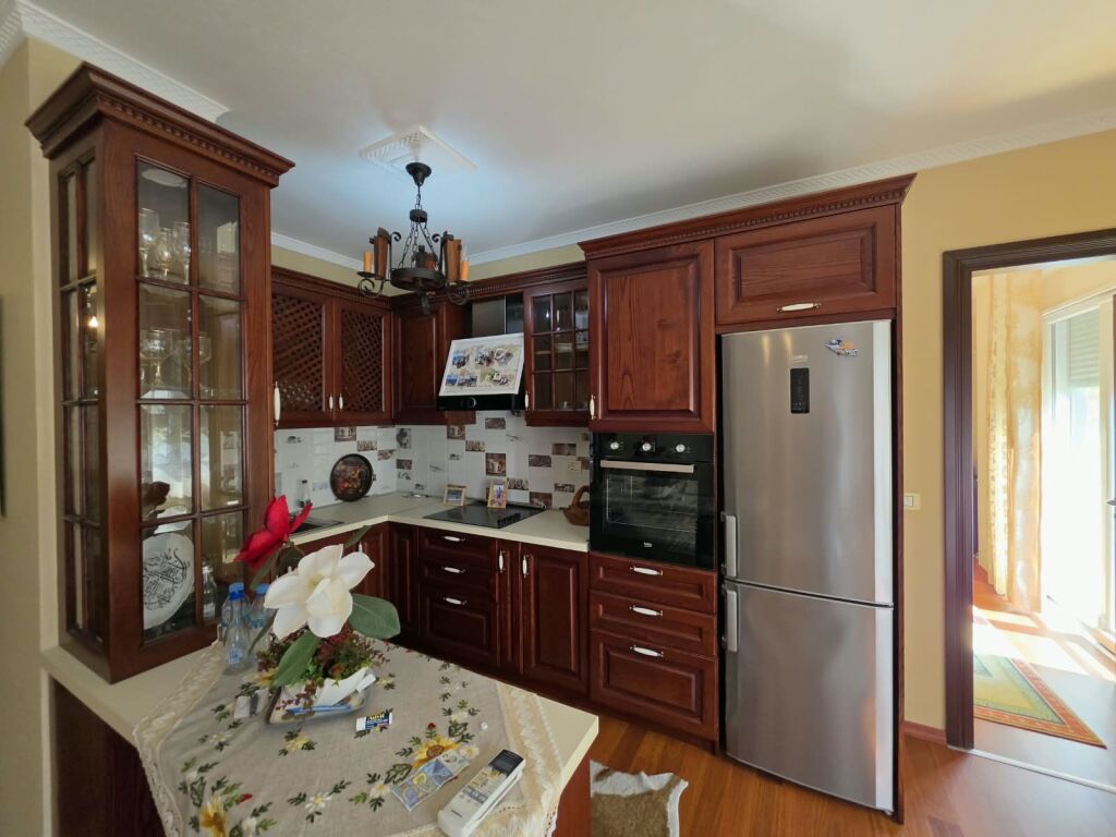 🏡 Apartament 1+1+Parkimi 📍 Pranë kopshtit Zoologjik   🏢 Kati 3 (me ashensor)  📐 Sipërfaqe: 75m² 🚗 Post parkimi i përfshirë  💰 Çmimi: 60.000 Lekë/Muaj