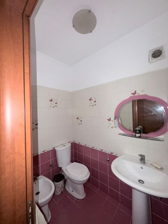 Shitet apartament 4+1 tek Pallatet Cabej