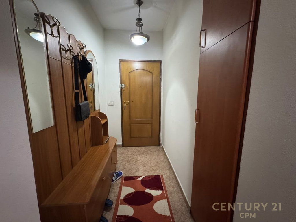 Apartment 2+1 for sale at the 21 Dhjetori intersection!