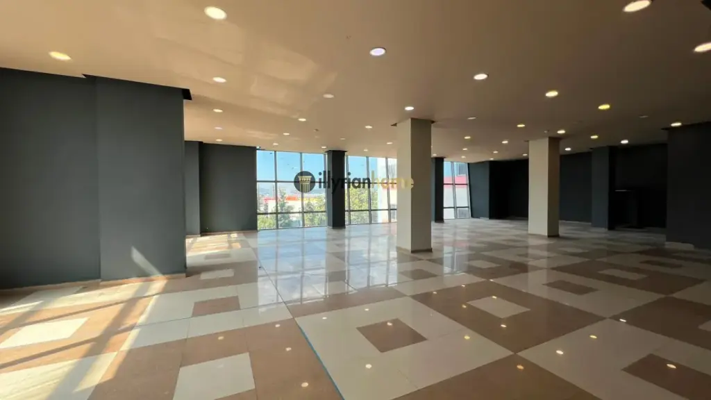 LOCALE COMMERCIALE IN AFFITTO – VICINO A STELA RESORT