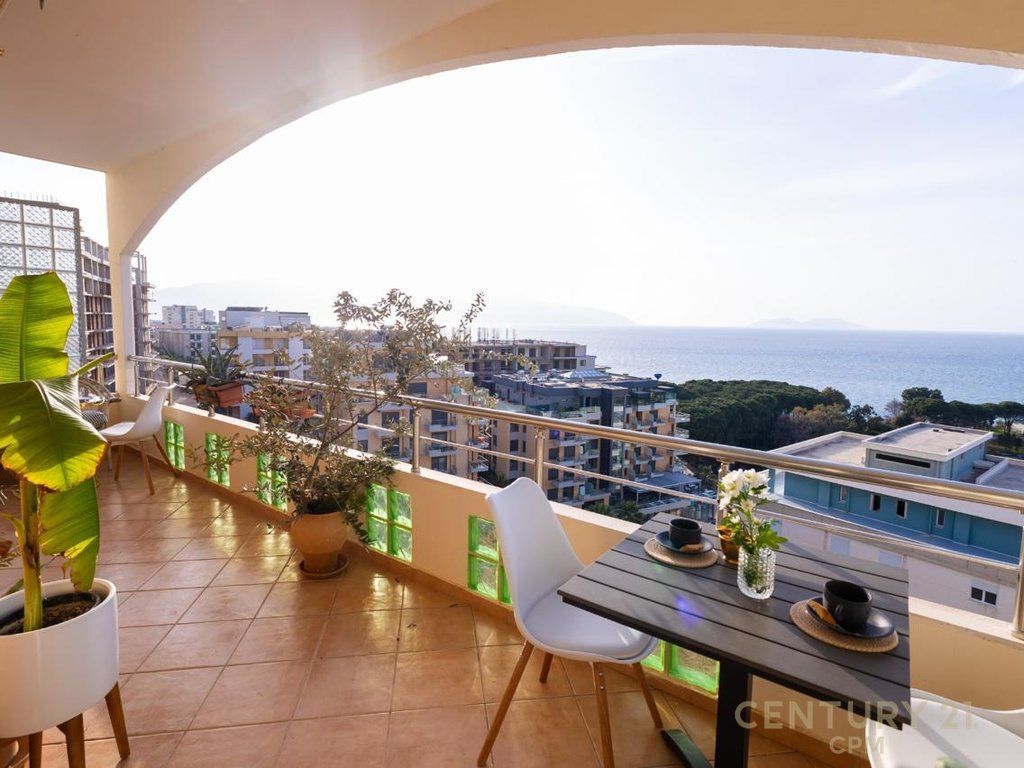 Shitet apartament me pamje nga deti ne Vlore 175,000 €