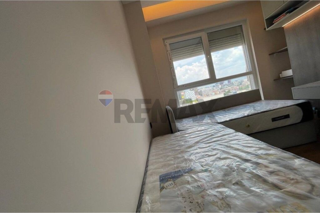 Shitet Apartament 2+1 Tek Aura Laprake