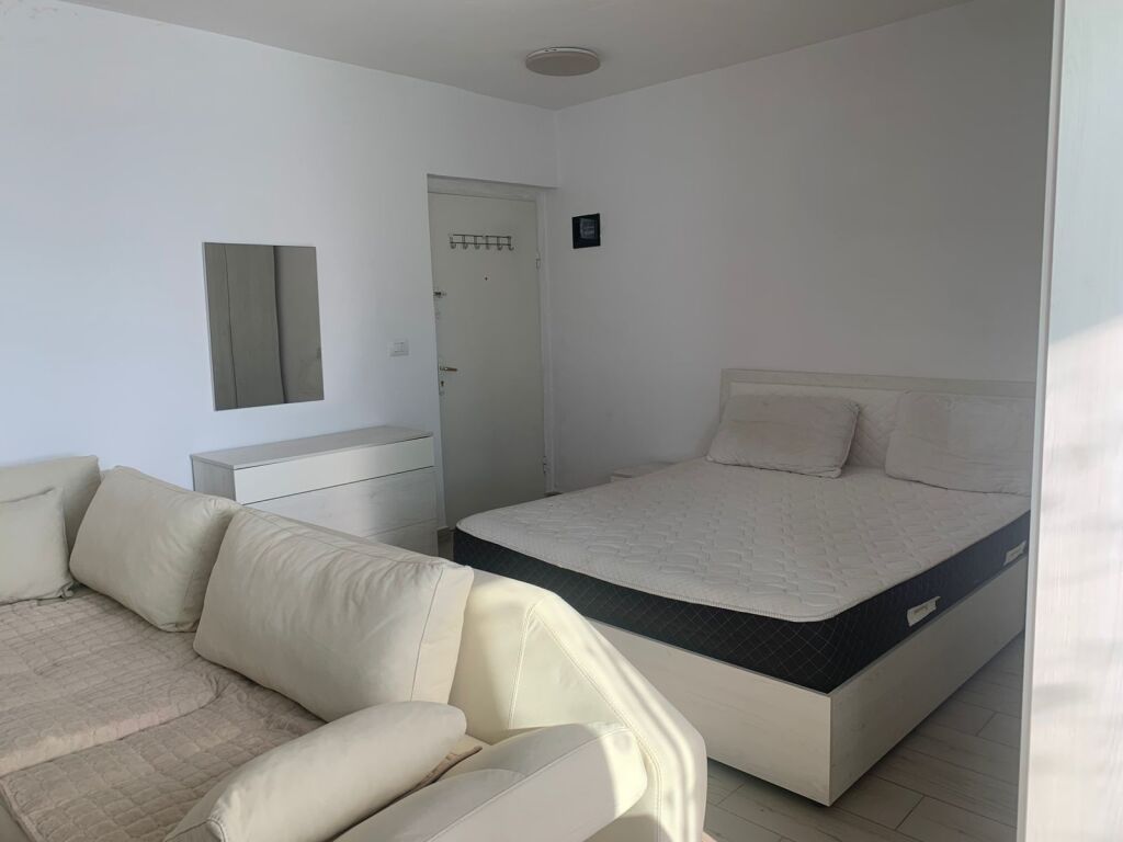 A pochi minuti dall'incrocio della Strada 5 Maji, si affitta monolocale di 50m2, arredato, 40.000 Leke