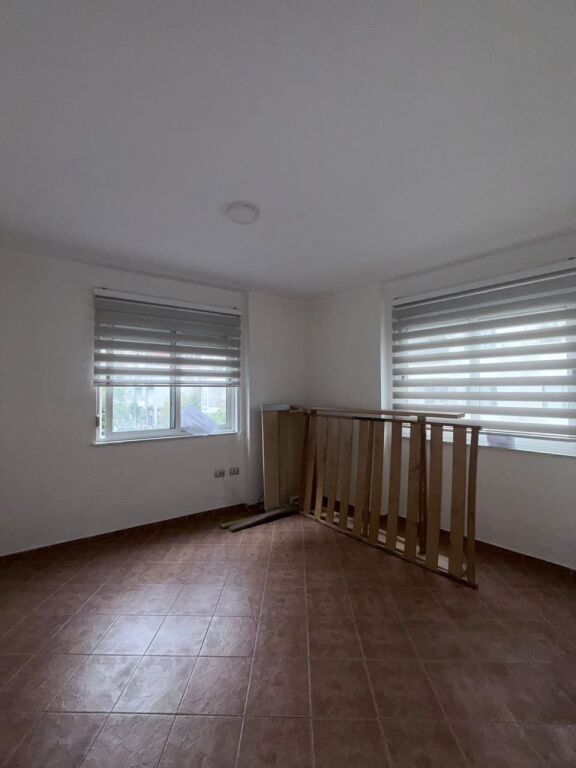 Shitet apartament 4+1 tek Pallatet Cabej