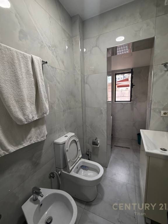 Shitet Apartament 2+1+2 ballkone te 21 Dhjetori