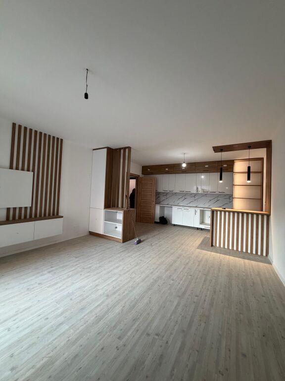 JEPET ME QIRA – APARTAMENT 1+1-Kombinat