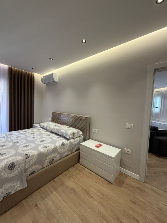 Apartment 1+1 I sapo mobiluar ne qender te selvia
