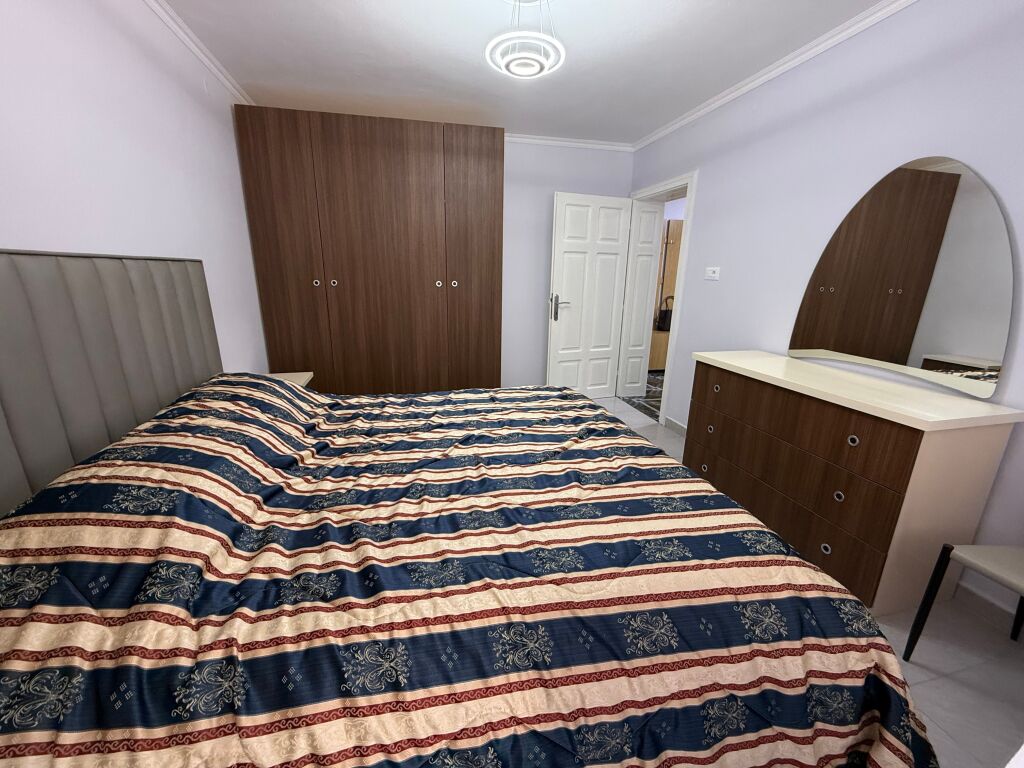 Jepet me qira apartament 3+1 në Bulevardin Zogu I, pas Fakultetit të Shkencave.