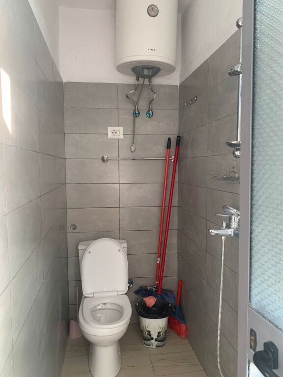 A pochi minuti dall'incrocio della Strada 5 Maji, si affitta monolocale di 50m2, arredato, 40.000 Leke