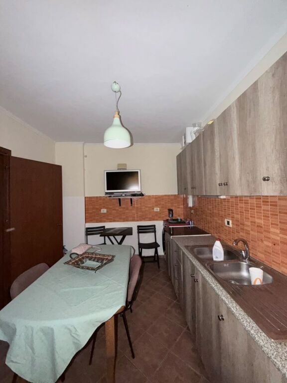 Shitet apartament 4+1 tek Pallatet Cabej