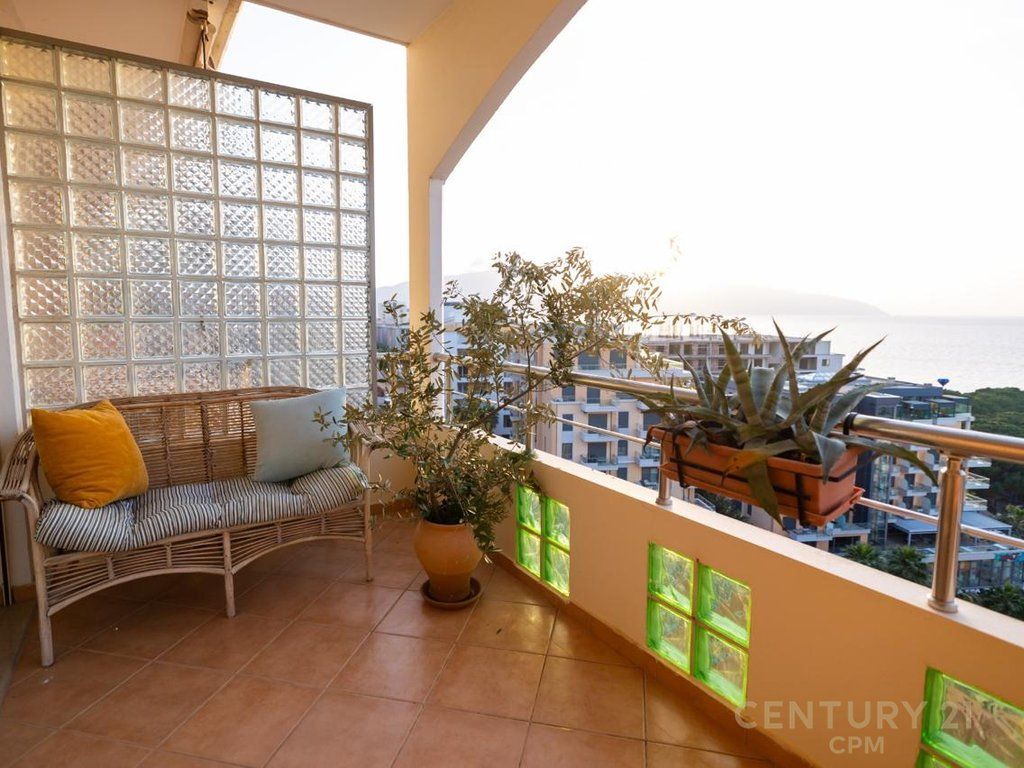 Shitet apartament me pamje nga deti ne Vlore 175,000 €