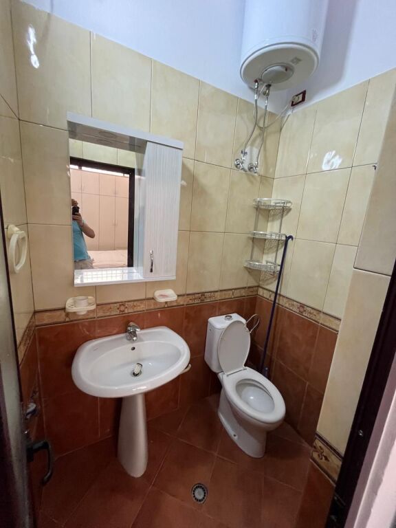 🏢Ne zonen e 5 Majit,jepet me qera apartament 1+1 i mobiluar.45,000 Leke