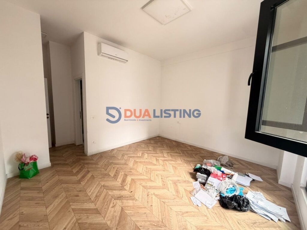 Jepet ambient biznesi per zyre  + 2 poste parkimi me qira tek Kompleksi Arlis , Square 21 , Rruga e Kavajes , 21 Dhjetori .