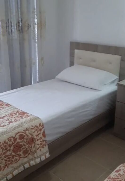 Jepet me qira apartament 1+1 tek Rruga Jordan Misja , Bulevardi i Ri , ish Stacioni i Trenit .