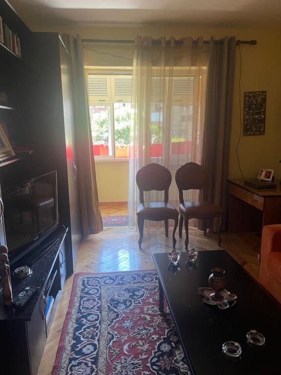 Jepet me qira apartament 2+1 në qendër të Tiranës