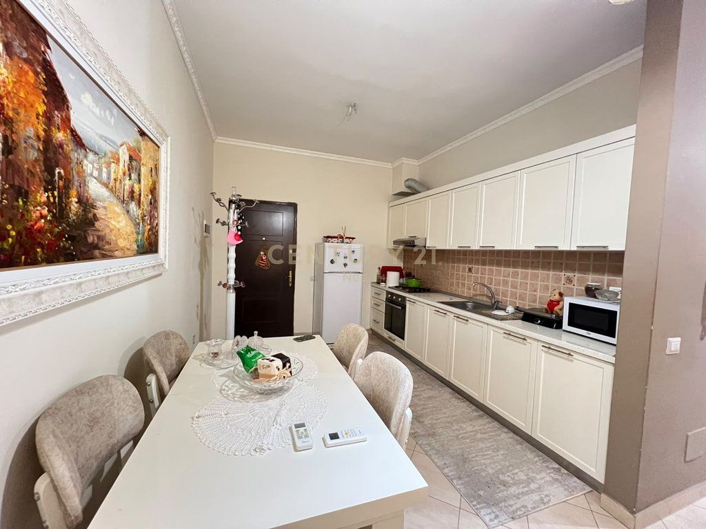 Jepet me qira apartament 2+1 mbikalimi Komunes se Parisit