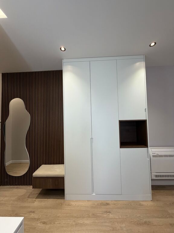 Apartment 1+1 I sapo mobiluar ne qender te selvia