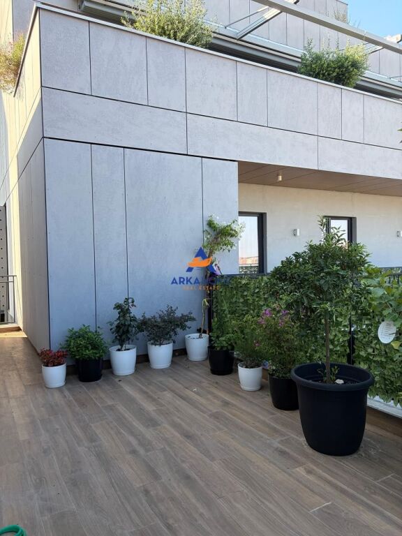 JEPET APARTAMENT ME QERA 2+1+BALLKON "PRANE EMERAL CENTER, 5 MAJ"