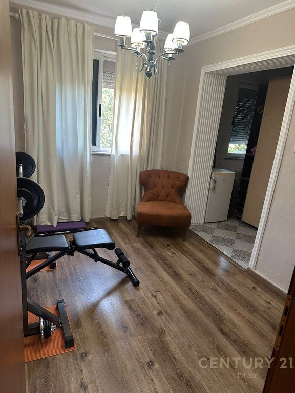 Shitet Apartament 2+1+ballkon te 21 Dhjetori