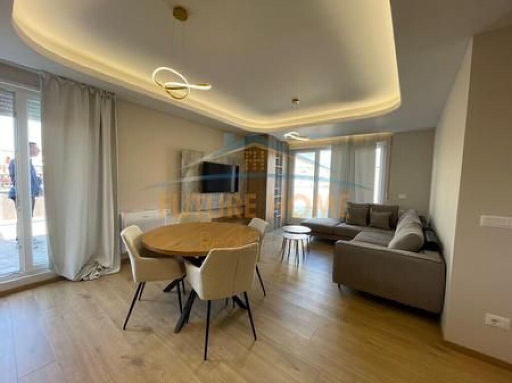 In vendita, Attico 2+1+2+Veranda+2 Posti Auto, Viale Giovanna d'Arco, Tirana