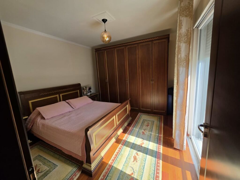 🏡 Apartament 1+1+Parkimi 📍 Pranë kopshtit Zoologjik   🏢 Kati 3 (me ashensor)  📐 Sipërfaqe: 75m² 🚗 Post parkimi i përfshirë  💰 Çmimi: 60.000 Lekë/Muaj