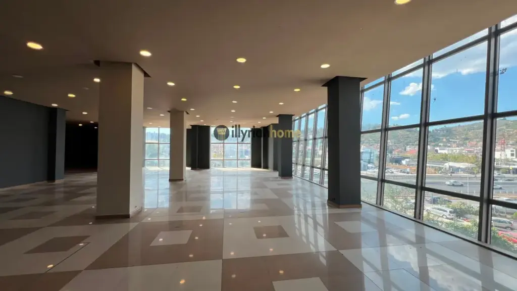 LOCALE COMMERCIALE IN AFFITTO – VICINO A STELA RESORT