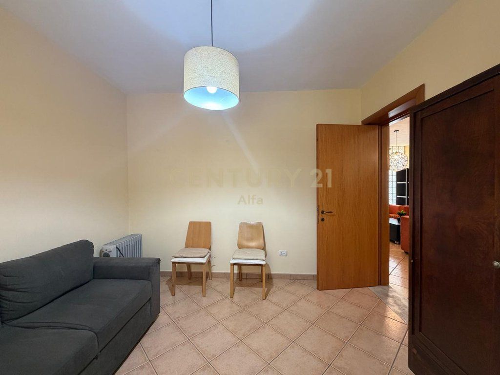 Jepet me qira apartament 2+1 tek Rruga e Kavajes!