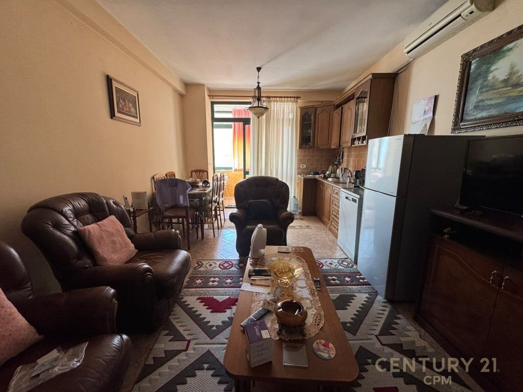Apartment 2+1 for sale at the 21 Dhjetori intersection!