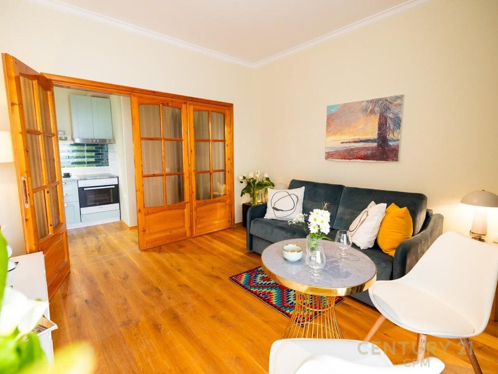 Shitet apartament me pamje nga deti ne Vlore