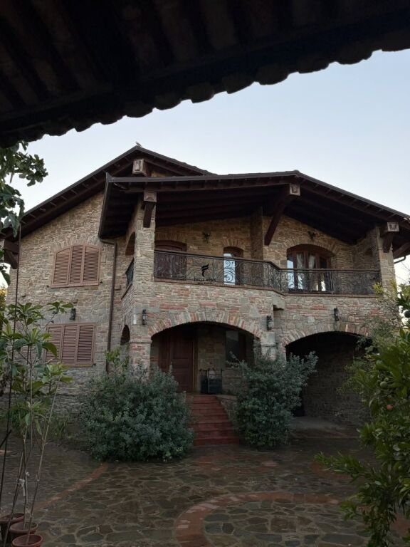 FOR SALE 3-STORY VILLA NDROQ 77,000,000 LEKE  FH-93591