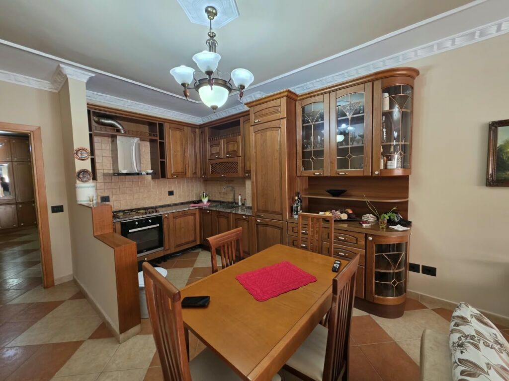 🏡 Apartament me qera 3+1 📍Blloku, Rruga Ismail Qemali
