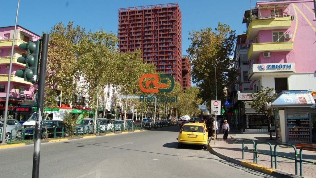 Tek 21 Dhjetori, Shitet Apartament 2+1, Me Hapesira Te Bollshme Dhe Vendndodhje Perfekte !!