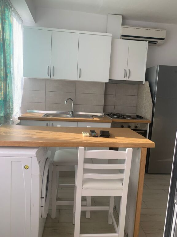 A pochi minuti dall'incrocio della Strada 5 Maji, si affitta monolocale di 50m2, arredato, 40.000 Leke
