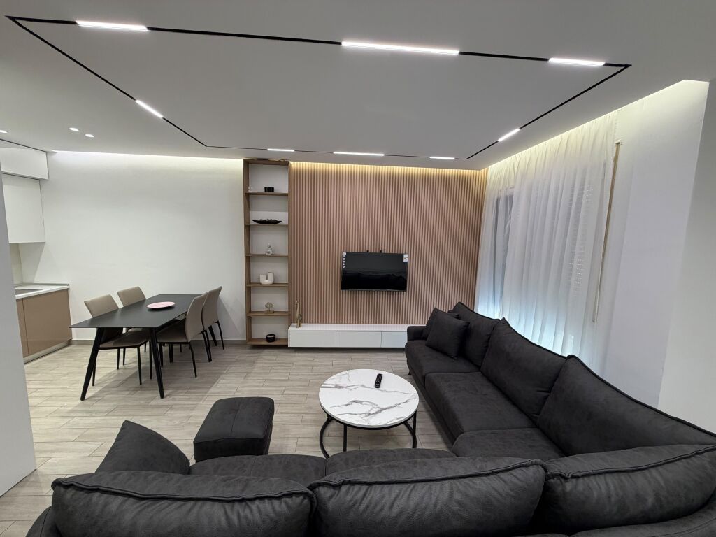 🏠 APPARTAMENTO 1+1 IN AFFITTO  📍 Vicino alla Stazione Ferroviaria, Via Haxhi Hysen Dalliu 🏢 5° Piano 🛗 Palazzo con ascensore 💰 Prezzo: 80.000 lek/mese  📞 Per maggiori informazioni, contattare in privato.