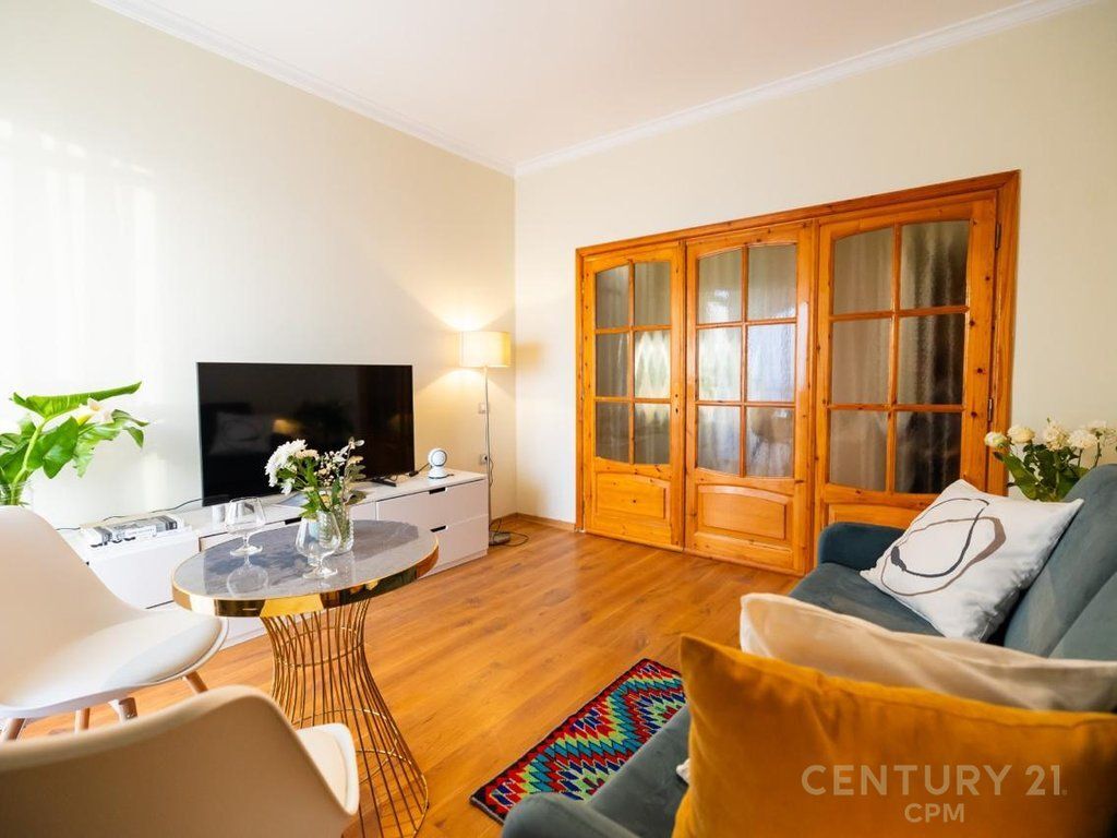 Shitet apartament me pamje nga deti ne Vlore 175,000 €