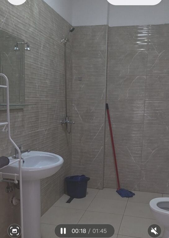 Qera | Ambjent Biznesi | Rruga 5 Maji | 450 €/muaj